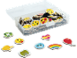 Låda med magneter formade som emojis och andra symboler som återvinning, regnbåge och ballong.