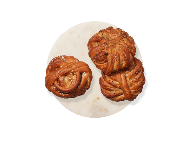 Kanelbullar och kardemummabullar på en marmorbräda.