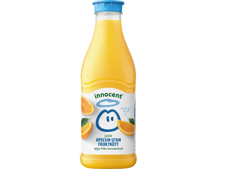 Apelsinjuiceflaska med blå kork och etikett med text och apelsinskivor.