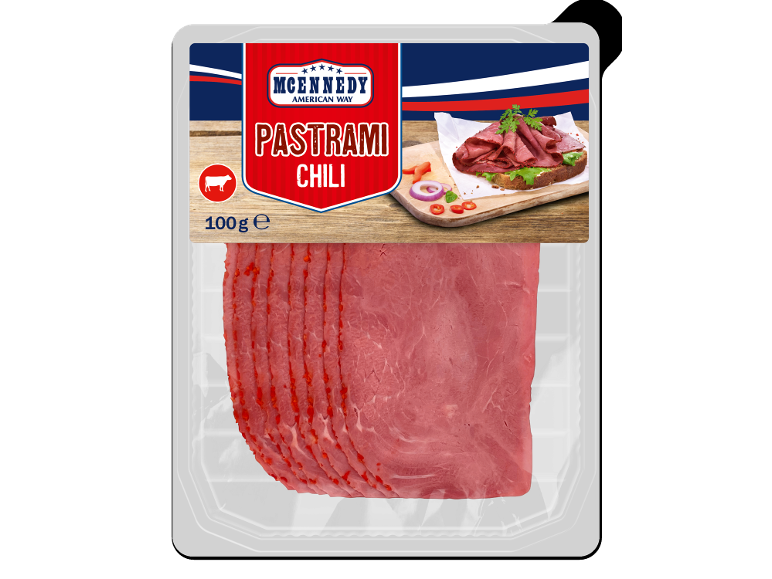 Chili nötköttspastramiförpackning, med en pastramismörgås ovanpå och 100g.