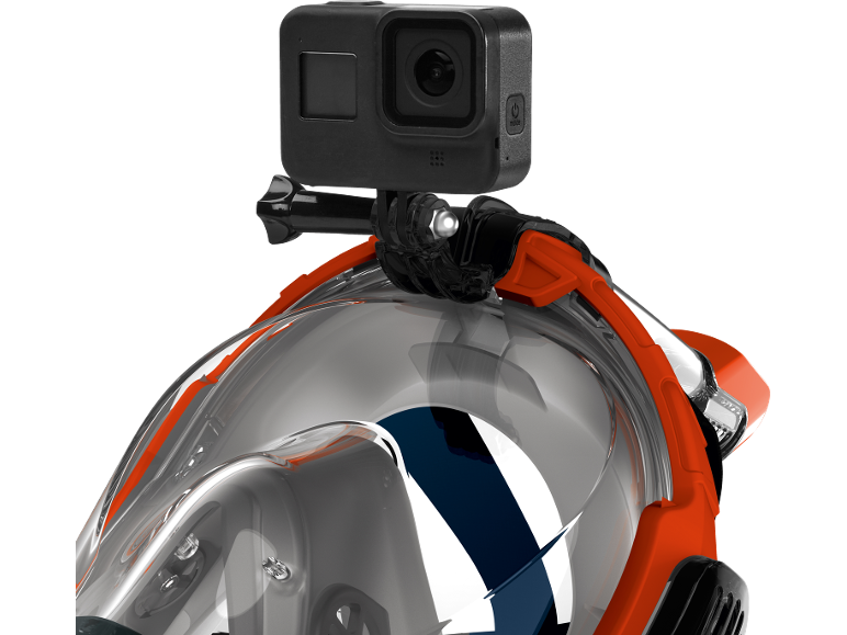 Helmask för snorkling med actionkamera monterad ovanpå