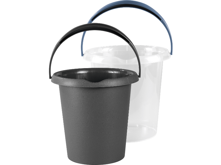 Två plasthinkar, en mörkgrå och en transparent vit, med handtag.