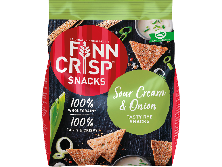 Förpackning med krispiga rågsnacks med smak av gräddfil och lök, 100% fullkorn.