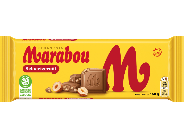Gul chokladkaka med hasselnötter, med stor röd logotyp och hållbarhetscertifiering.