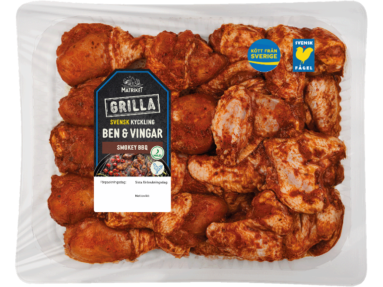 Marinerade kycklingdelar och vingar med rökig BBQ-smak i plastförpackning.