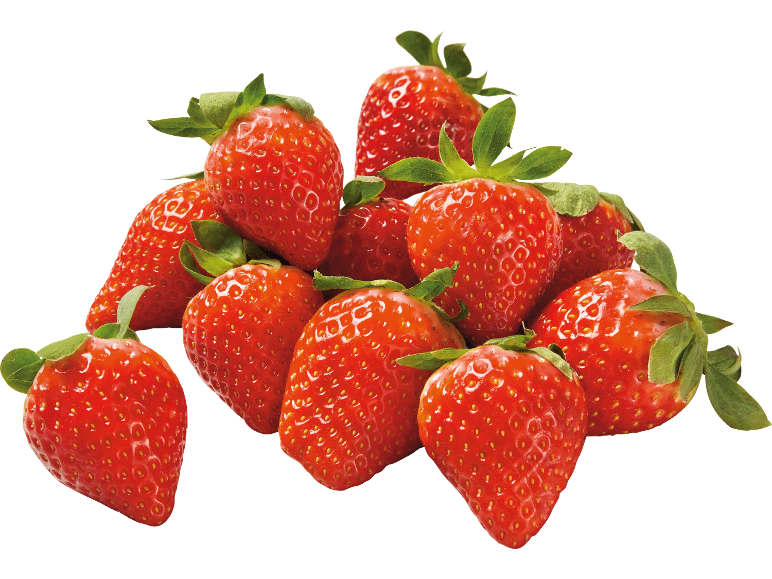 En hög med färska röda jordgubbar med gröna blad på svart bakgrund.