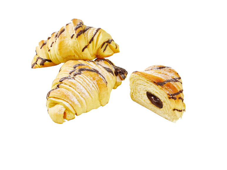 Chokladcroissanter med florsocker, en skuren i hälften.