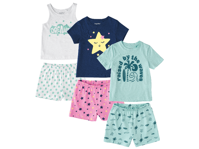 Tre uppsättningar barnpyjamasar: vit med prickar, blå med stjärnor och ljusblå med palm och vågor.