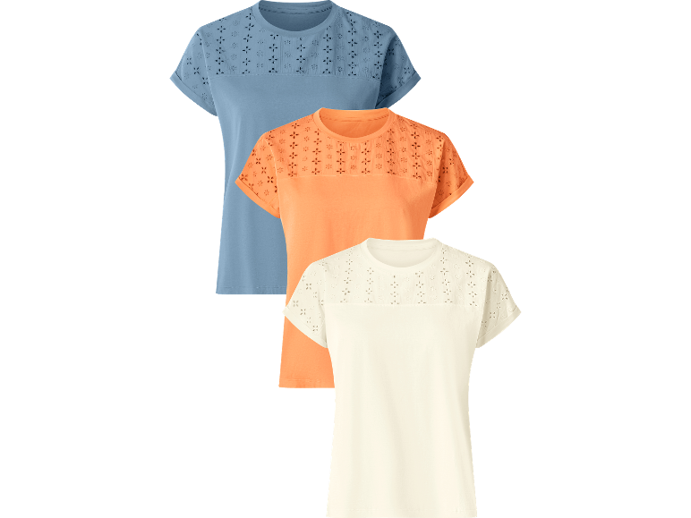 Tre kortärmade damtoppar i blått, orange och gräddvitt med broderade detaljer.
