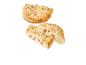 Två fyllda flatbröd, ett halverat, med sesamfrön.