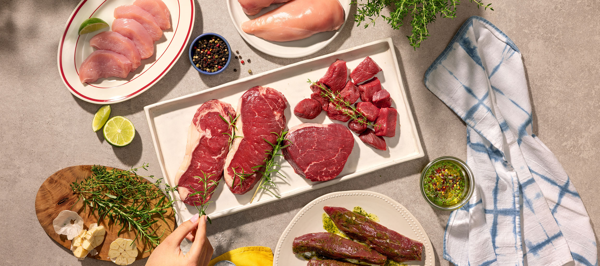 Olika styckdetaljer av rått kött, inklusive kyckling och nötkött, med örter och kryddor.