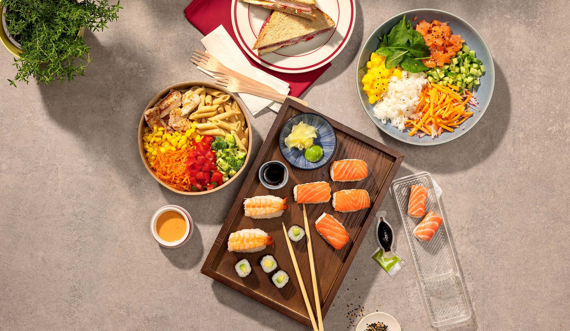 Översiktsbild av olika hämtmat: sushi, poké bowl, pastasallad och smörgåsar.