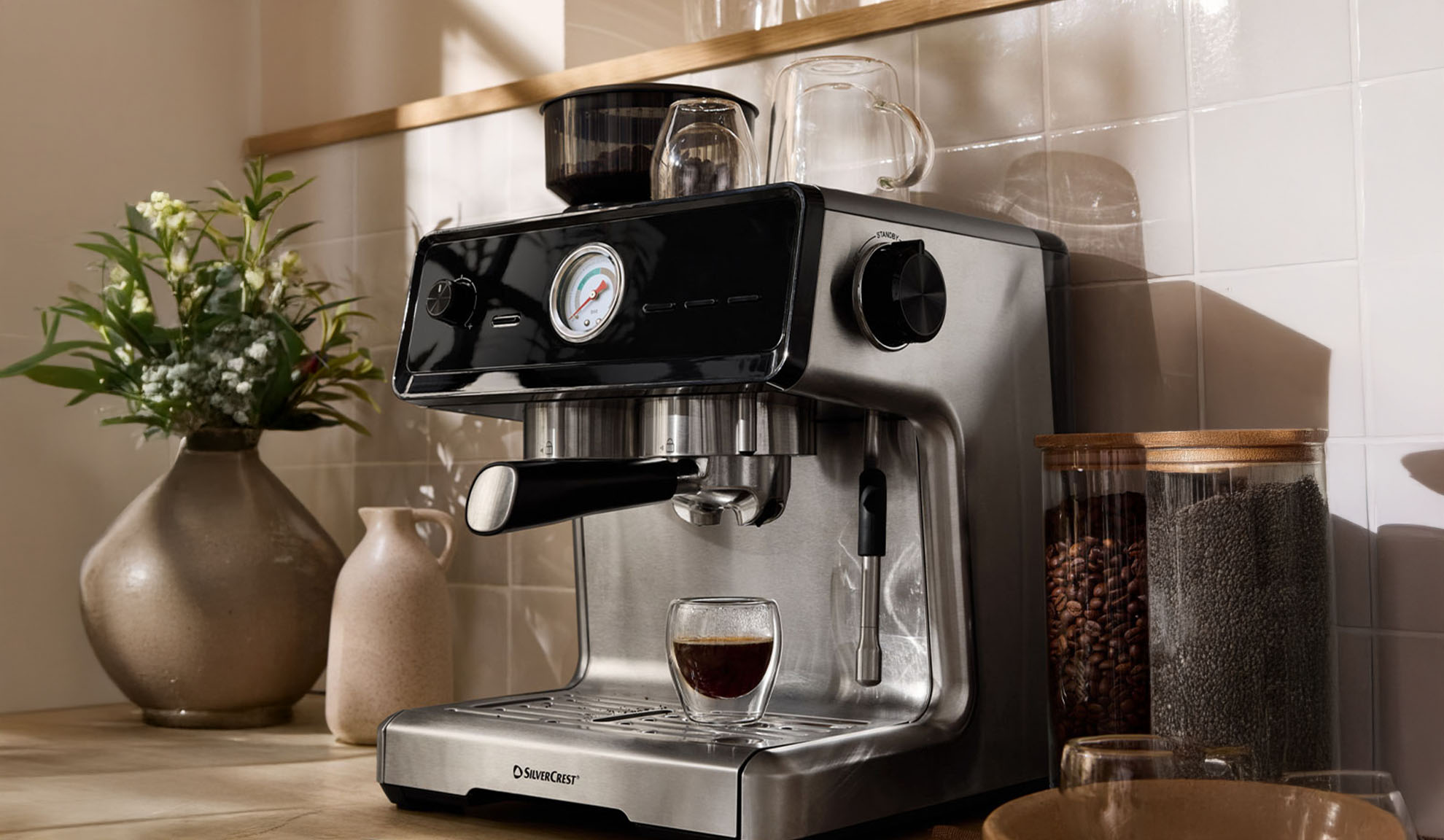 SilverCrest espressomaskin på köksbänk med kaffebönor och chiafrön.