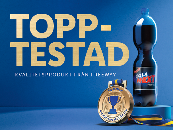 En flaska Freeway Cola Next på en blå piedestal med en guldmedalj och texten 'TOPP-TESTAD'.