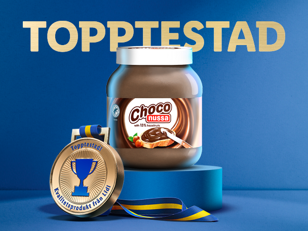 Choklad- och hasselnötskräm på en blå piedestal med en guldmedalj och texten 'TOPPTESTAD'.