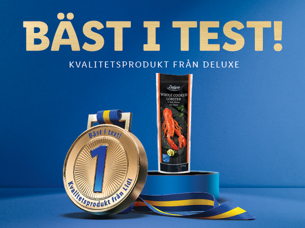Guldmedalj och hummerpaket på blå bakgrund med texten 'Bäst i test! Kvalitetsprodukt från Deluxe'.