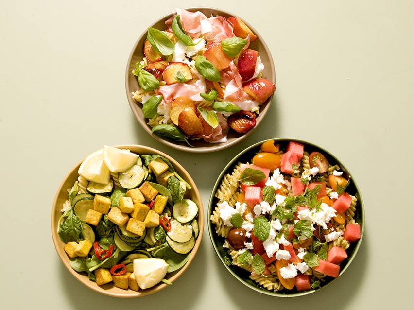 Pastasallad med prosciutto, persikor, tofu och vattenmelon.