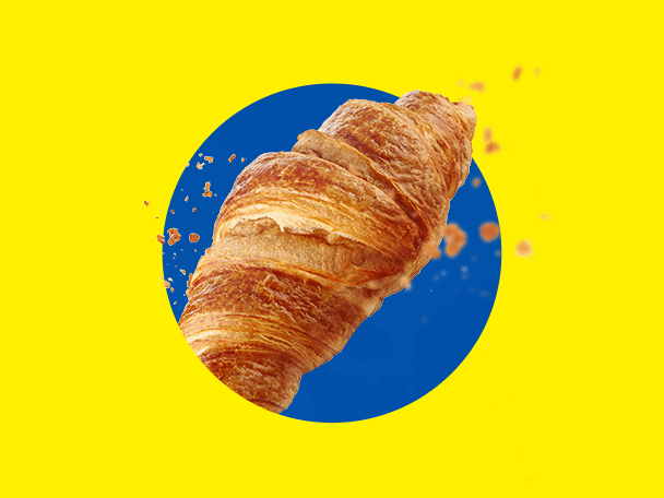 En gyllene, krispig croissant på en gul bakgrund med en blå cirkel.