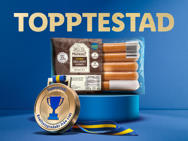 Förpackning med grillkorv och en guldmedalj med texten 'Topptestad! Kvalitetsprodukt från Lidl' mot en blå bakgrund.