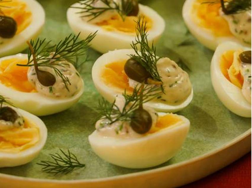Ägg fyllda med dill och kapris.