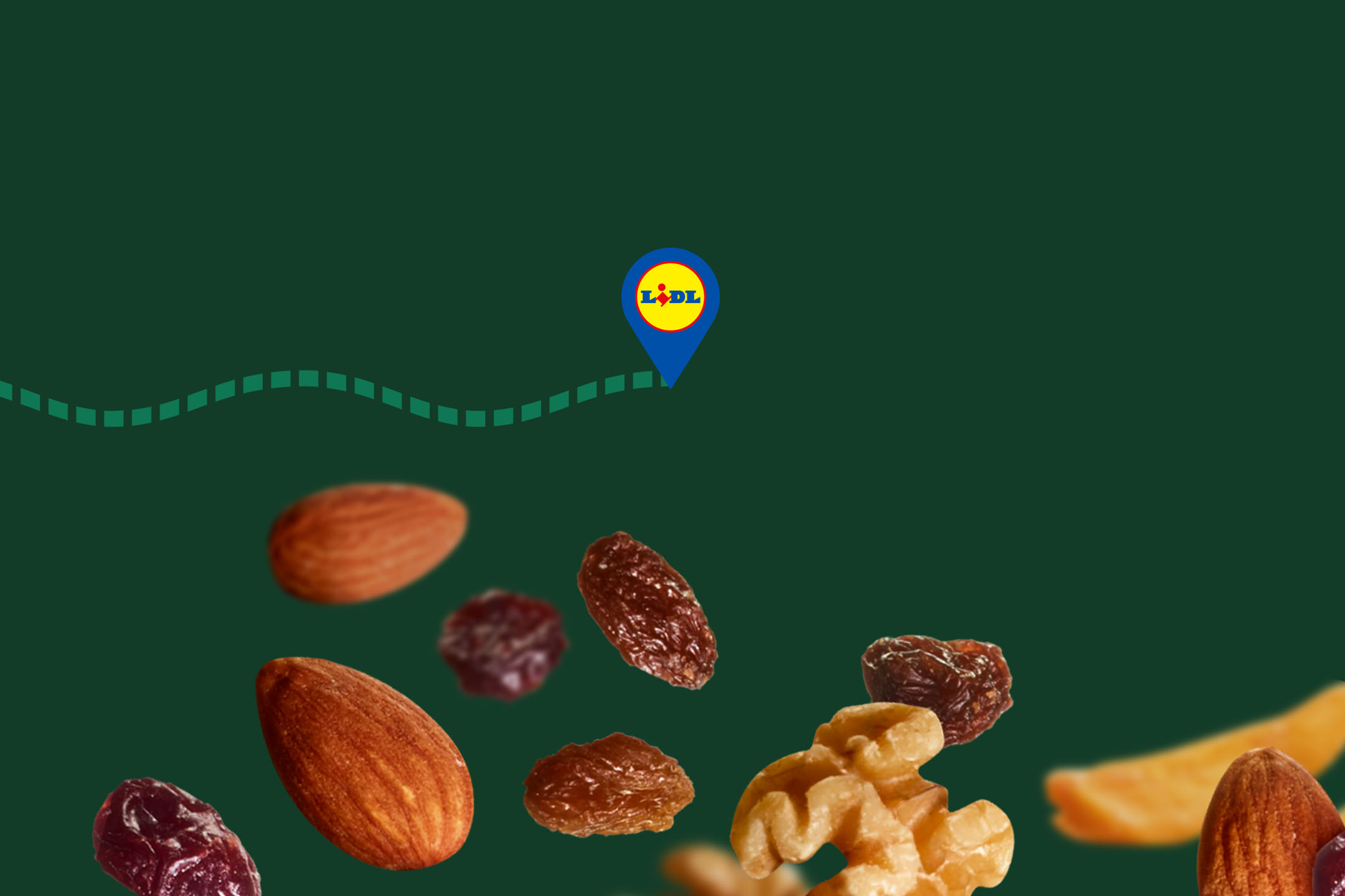 Nötter, russin och torkad frukt på mörkgrön bakgrund med platsikon och linje.