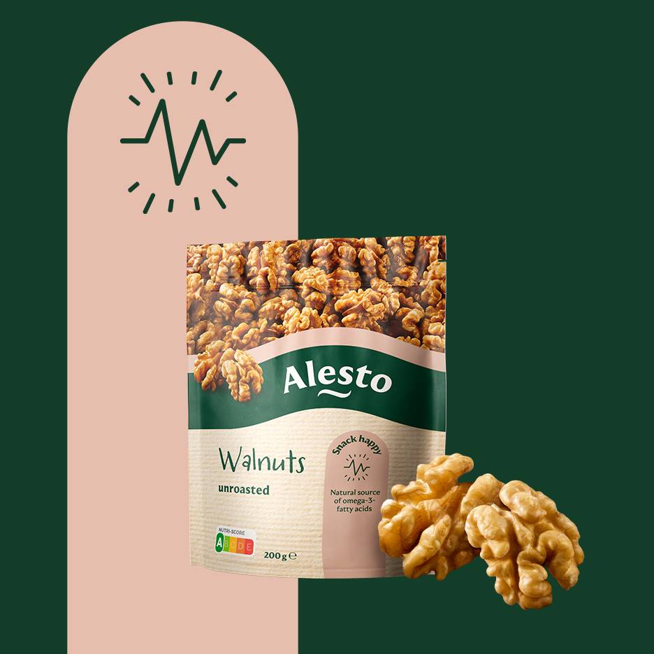 En påse orostade valnötter med texten 'Snack happy' och information om omega-3-fettsyror.