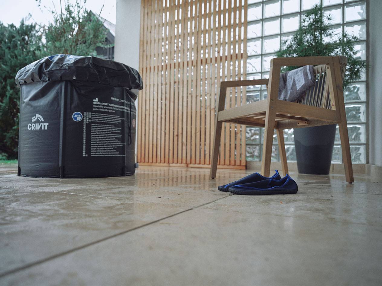 Crivit uppblåsbar pool och badskor på en uteplats.