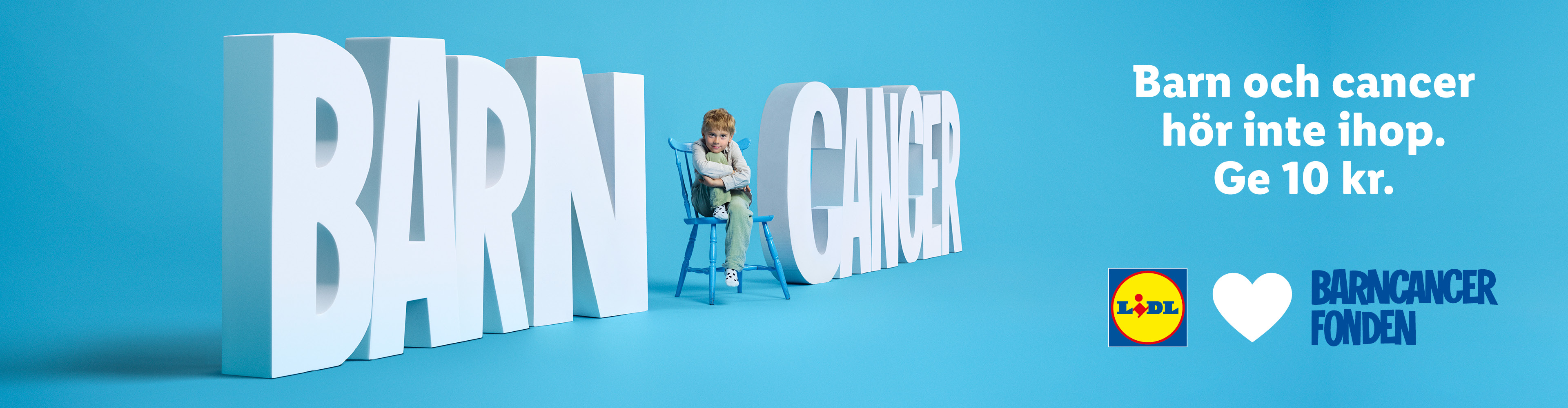 En pojke sitter på en stol mellan orden 'BARN' och 'CANCER' med texten 'Barn och cancer hör inte ihop. Ge 10 kr.' och logotyper för Lidl och Barncancerfonden.