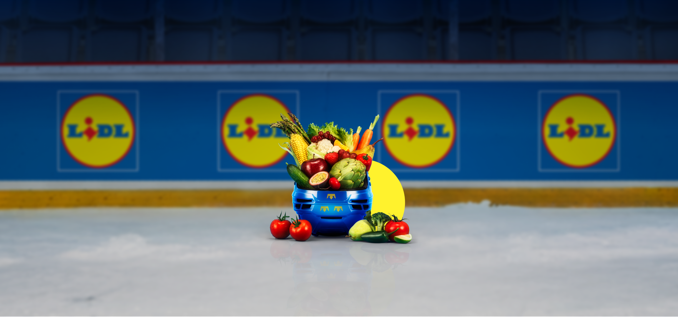 En blå ishockeyspelarhjälm fylld med färsk frukt och grönsaker på en isbana.