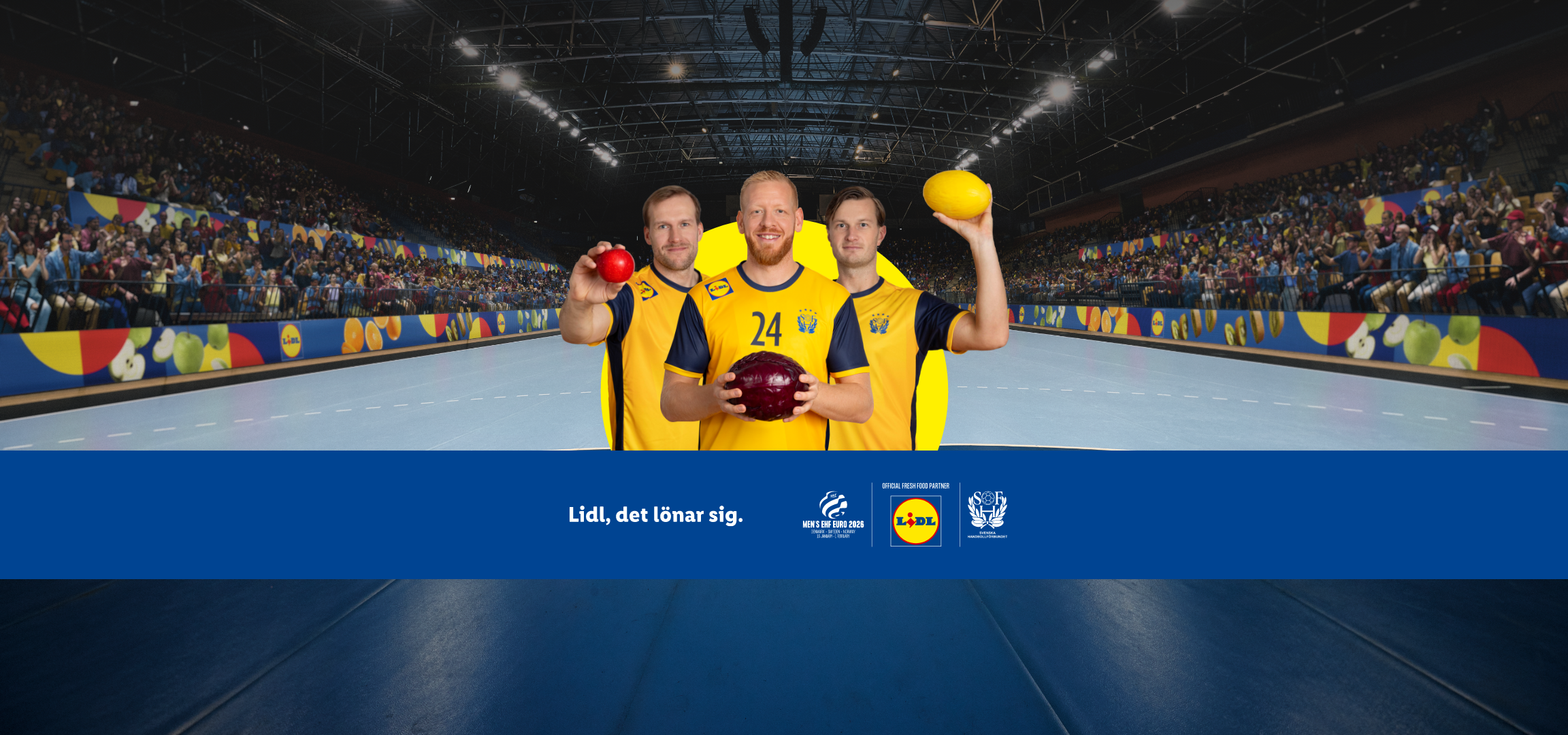 Tre män i handbollströjor håller i frukt och grönsaker på en handbollsplan, med Lidl-logotyper och EHF EURO 2026-information.