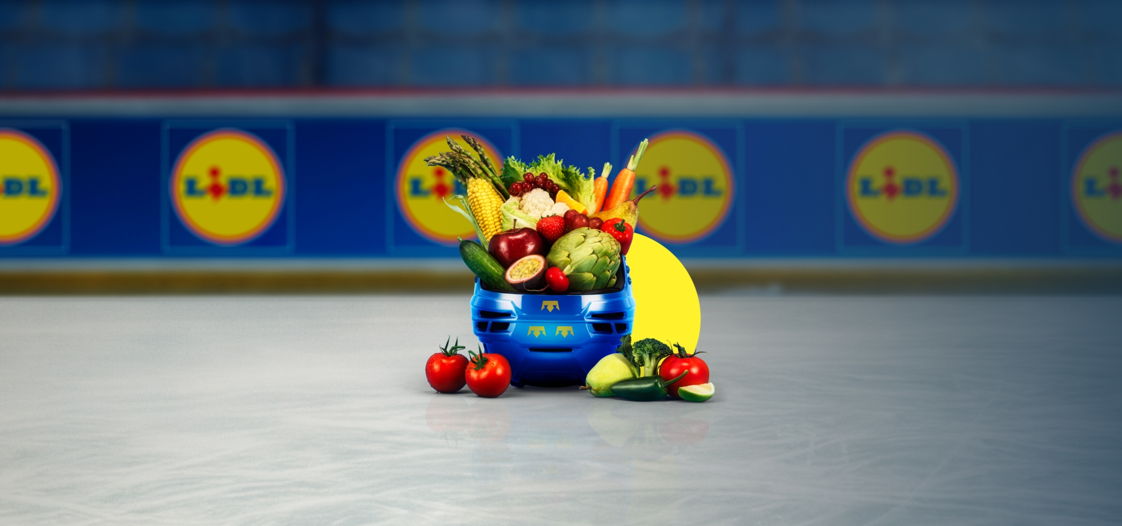 Färska frukter och grönsaker i en blå ishockeyspelarhjälm på en isrink med Lidl-logotyper.