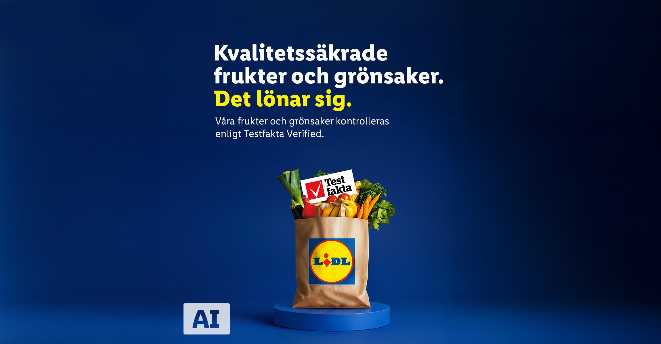 En papperspåse fylld med färsk frukt och grönsaker, med texten 'Kvalitetssäkrade frukter och grönsaker. Det lönar sig.' bredvid.