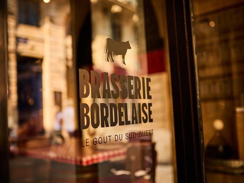 Brasserie Bordelaise-skylt med en kosiluett och texten 'Le Goût du Sud-Ouest'.