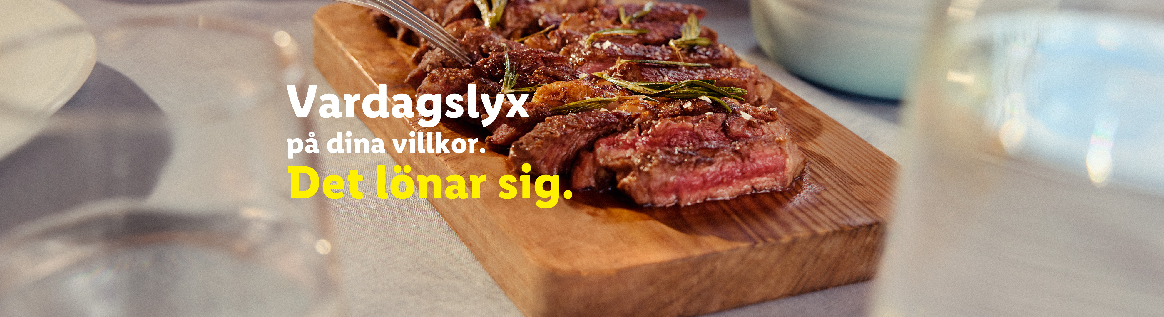 Närbild på skivad biff med rosmarin och havssalt på en träskärbräda, med texten 'Vardagslyx på dina villkor. Det lönar sig.'