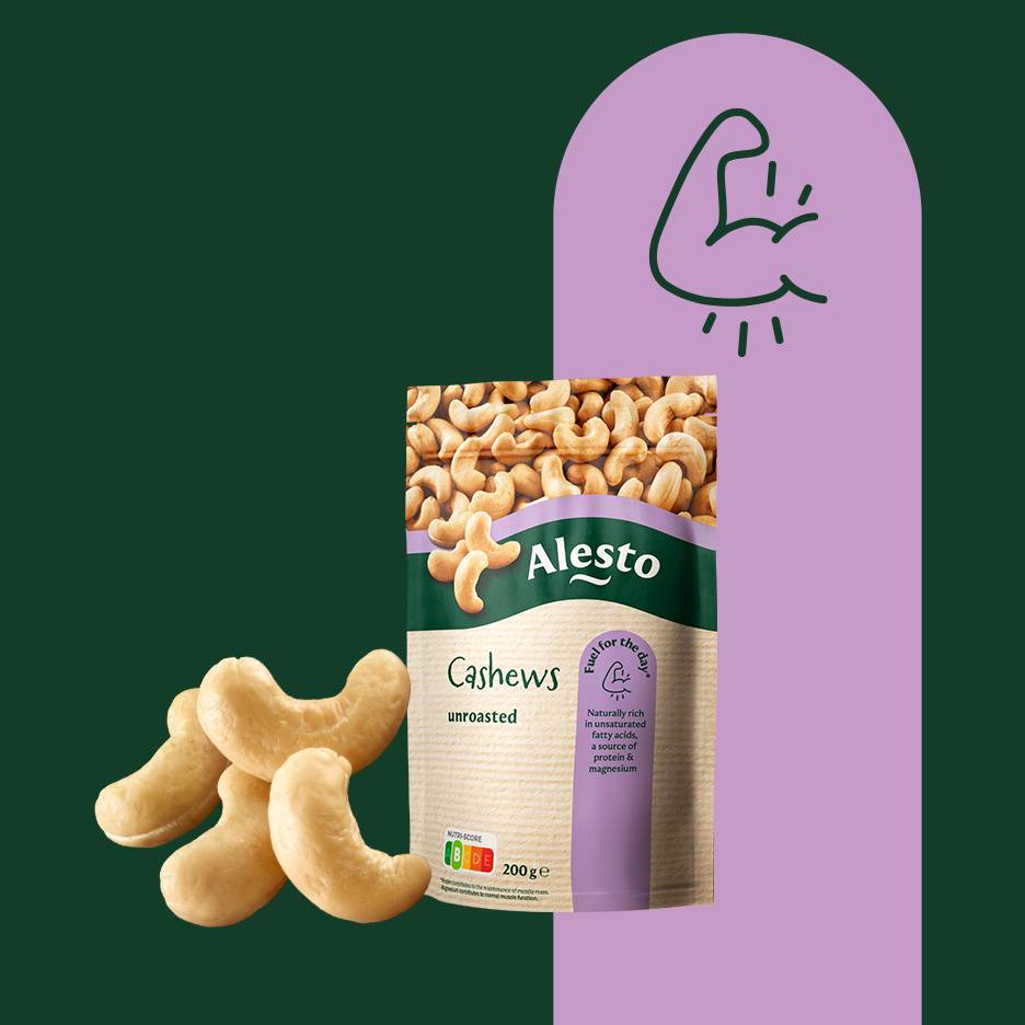 Påse med orostade cashewnötter, med en lila bakgrund som visar en armmuskel.