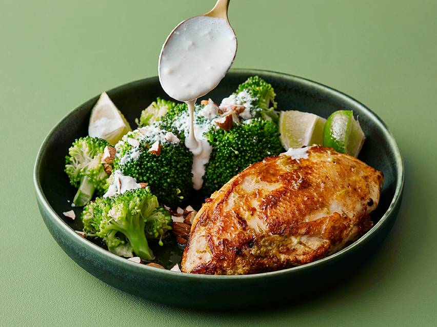 Grillade kycklingfilé, broccoli och krämig sås.
