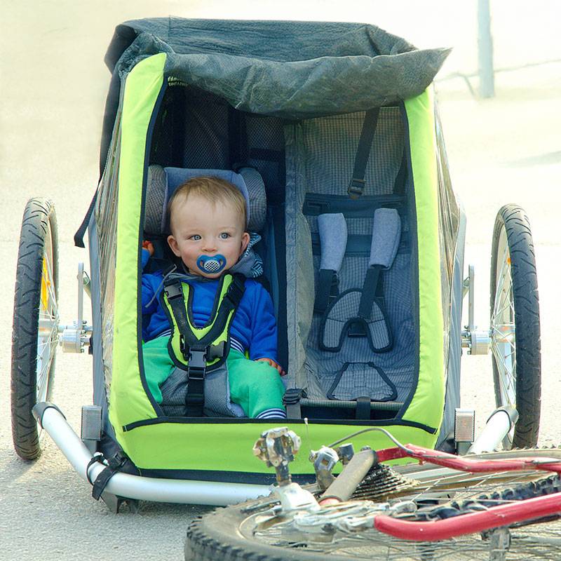 Bebis i cykelvagn.