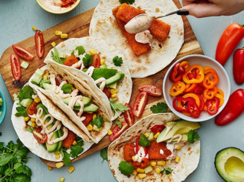 Fiskpinnar tacos med avokado, majs och salsa.