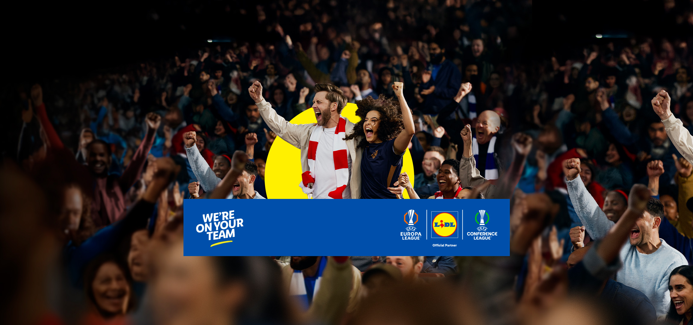 Jublande fotbollsfans på en arena med Lidl, UEFA Europa League och UEFA Conference League-logotyper.