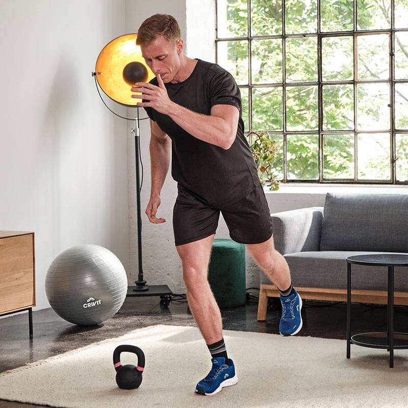 Man tränar med medicinboll, kettlebell och gymboll från Crivit