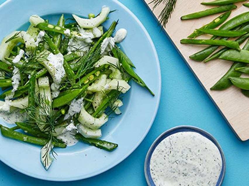 Gurka, ärter och dillssallad med krämig dressing.