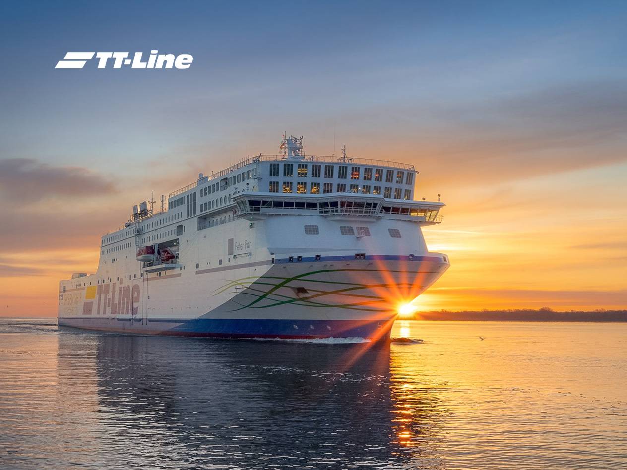 Färja på vattnet vid solnedgången.