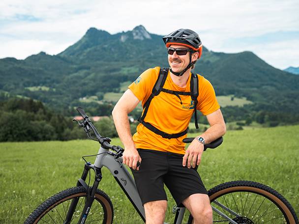 Elcykel och cyklist i ett bergslandskap.