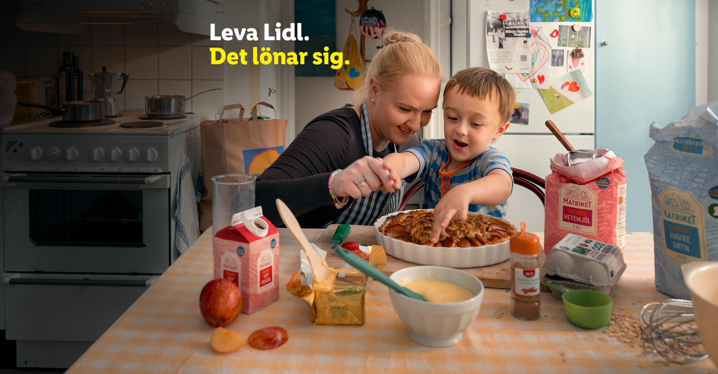 En kvinna och ett barn bakar tillsammans i ett kök med mjöl och en paj. Text: Leva Lidl. Det lönar sig.