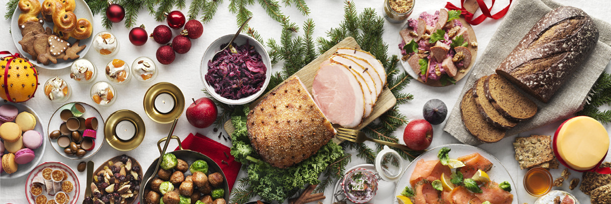 Julskinka, rökt lax, bröd och juldesserter.