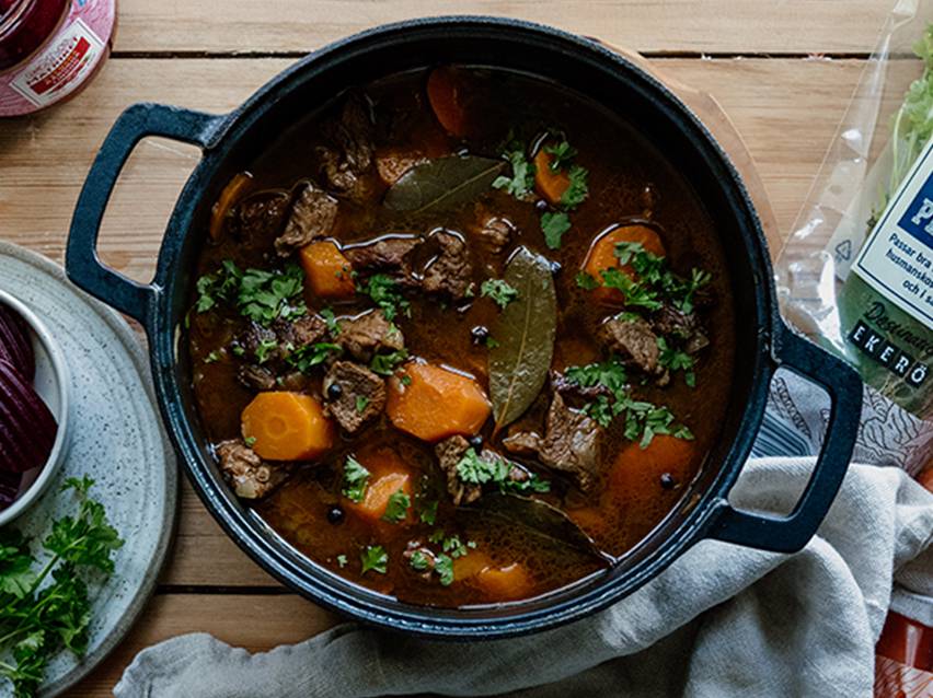 Biffgryta med morötter och enbär.