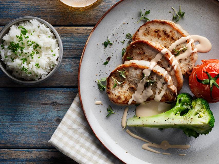 Fläskkotletter, ris, sås och broccoli.