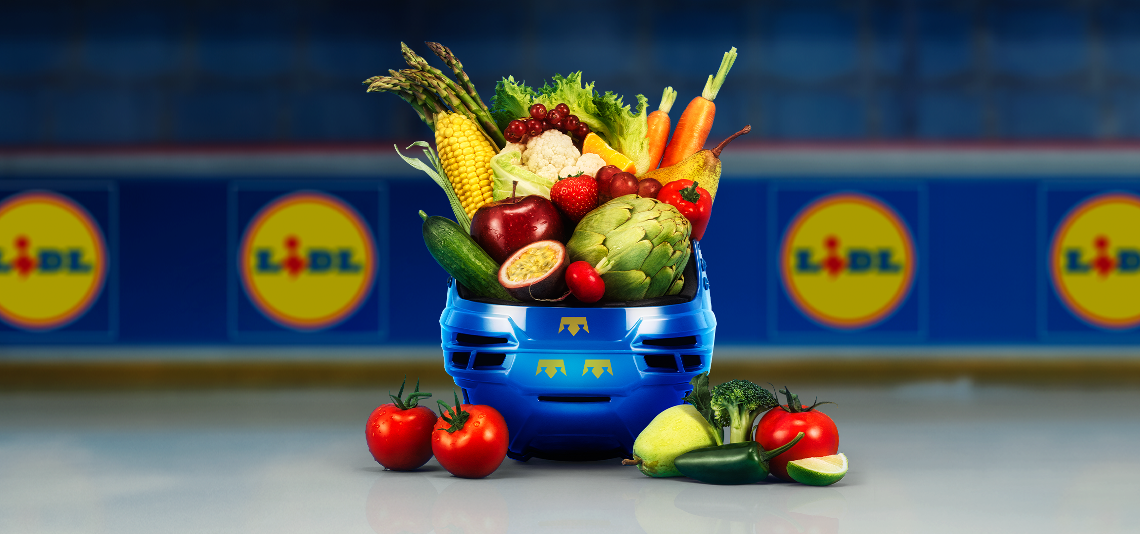 En blå hockeyhjälm fylld med färska frukter och grönsaker på en isbana.