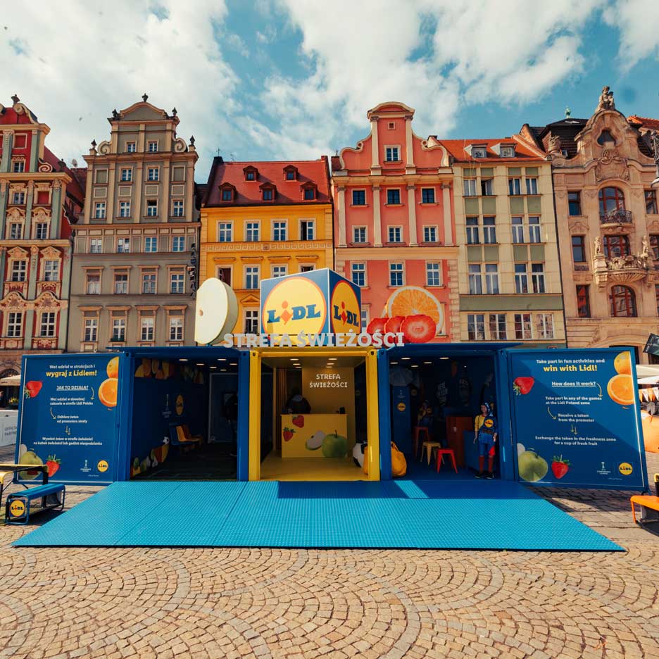 En Lidl-installation med frukt- och grönsakstema, med spel och aktiviteter, på ett stadstorg.