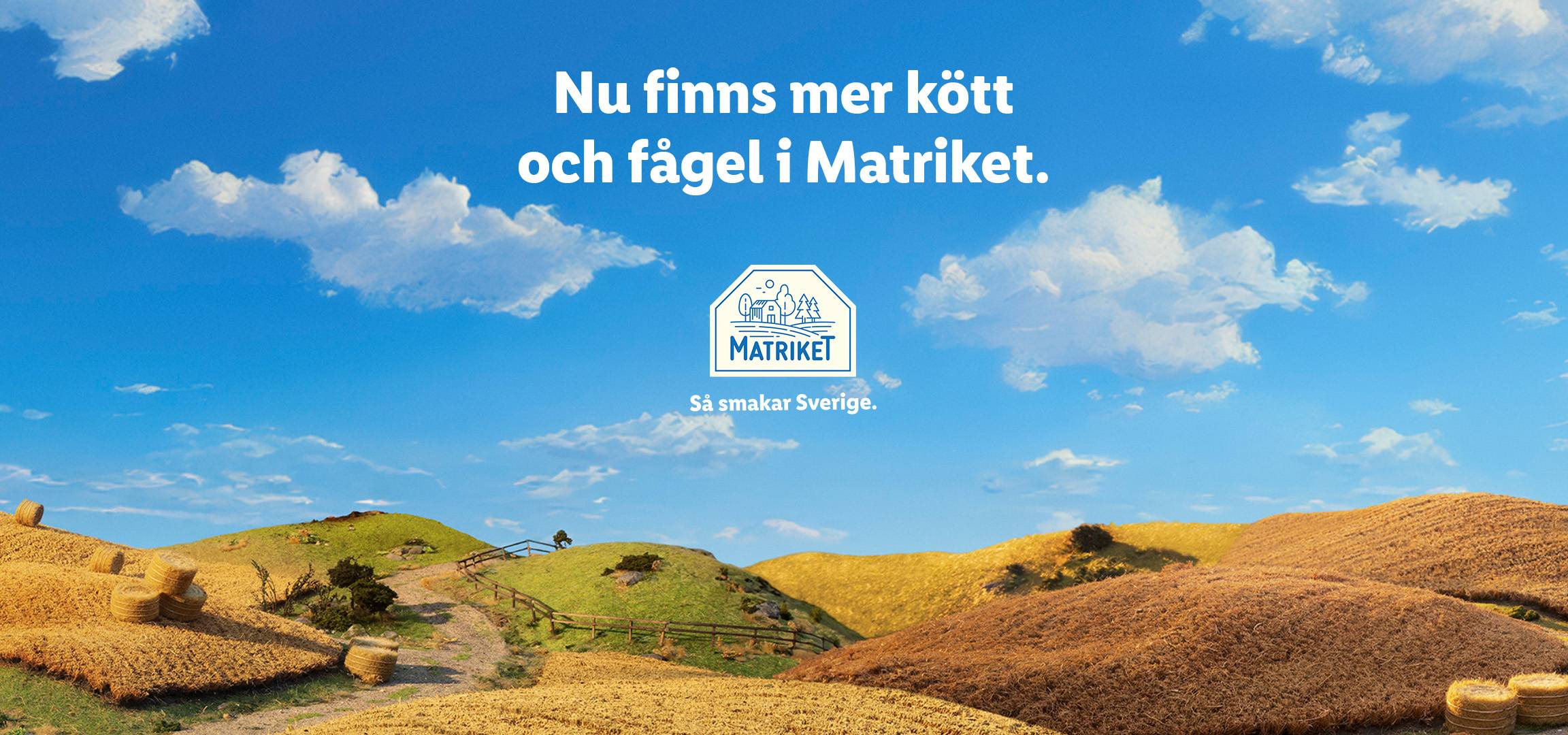 Kock håller upp en bricka med kött och fågel i ett miniatyrlandskap. Text: Nu finns mer kött och fågel i Matriket.